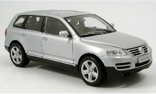 Diecast model cars Volkswagen Touareg 1/18 Welly silber 1:18 Volkswagen Touareg 1/18 Welly silber 1:18 diecast model cars