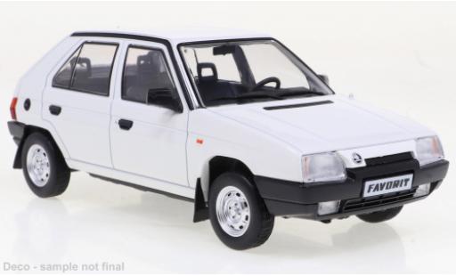 Diecast model cars Skoda Favorit 1/24 WhiteBox white 1989 Skoda Favorit 1/24 WhiteBox white 1989 diecast model cars